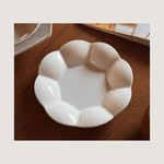 Flower-shaped ceramic feeding bowl plate for cats and small dogs, stylish and functional dish.