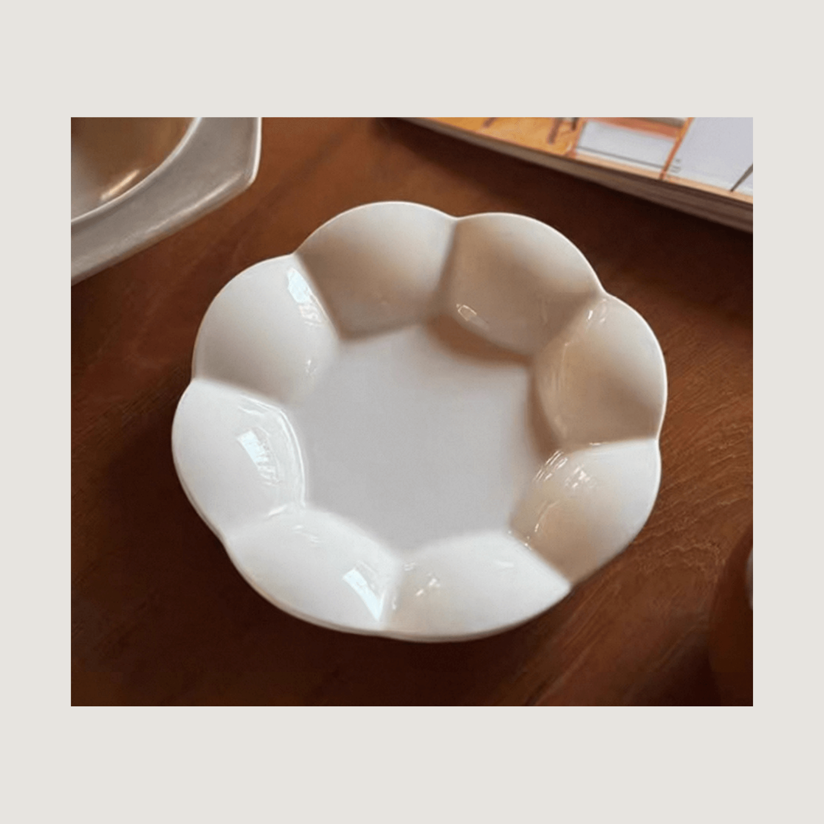 Flower-shaped ceramic feeding bowl plate for cats and small dogs, stylish and functional dish.