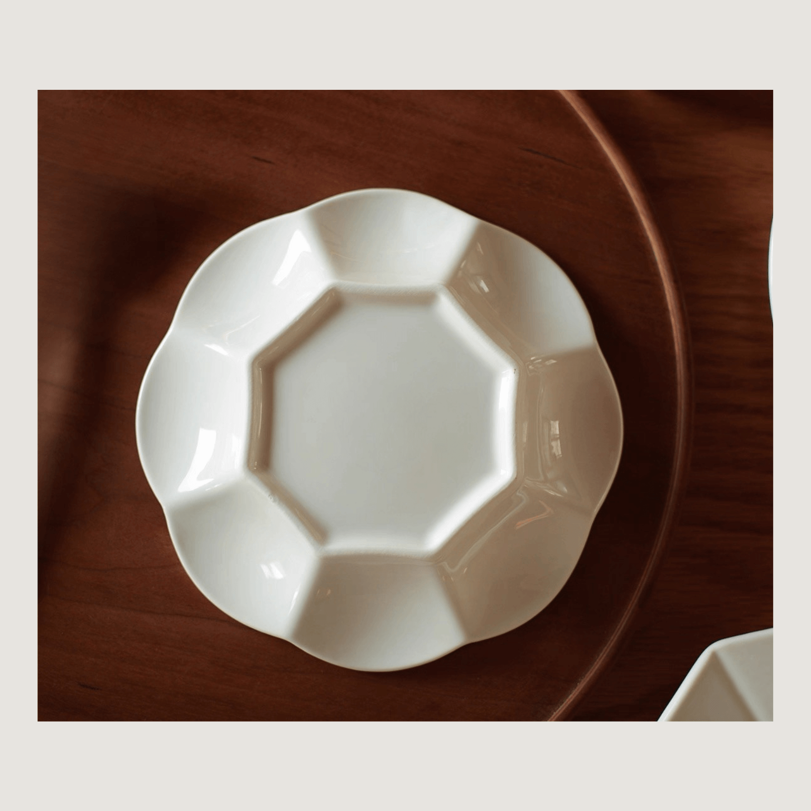 Flower-shaped white ceramic feeding bowl for cats and small dogs, designed for style and comfort at mealtime.